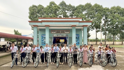 Báo và Phát thanh, Truyền hình Đồng Nai tặng xe đạp và học bổng cho 37 học sinh khó khăn tại xã Xuân Hòa
