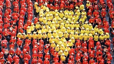 Hơn 2.000 cô trò Hà Nội xếp cờ Tổ quốc phủ đỏ sân trường