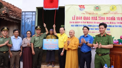 Bàn giao nhà tình nghĩa cho người có công với cách mạng