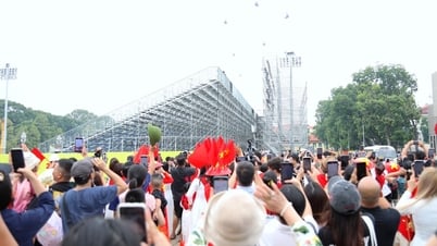 Khách Tây phấn khích xem trực thăng bay ở Hà Nội: "Việt Nam quá tuyệt vời"