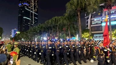 Người dân hân hoan chào đón các lực lượng tham gia hợp luyện diễu binh