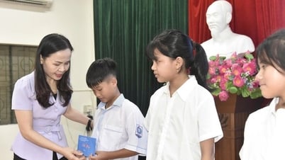 Hà Tĩnh: Trao học bổng và kinh phí đỡ đầu cho trẻ em có hoàn cảnh khó khăn