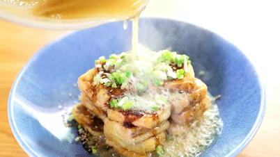 Tofu crocante com cebolinha.