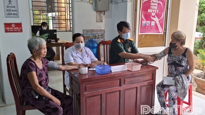 Xã Tân Hộ Cơ: Khám bệnh, cấp thuốc miễn phí và tặng quà cho người dân