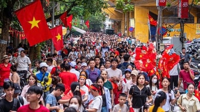 Người dân hò reo, cổ vũ lực lượng tham gia tổng hợp luyện diễu binh