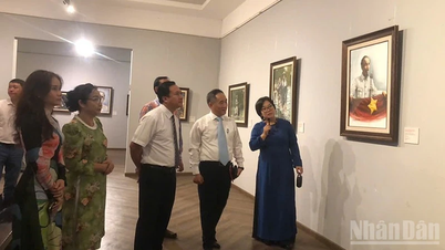 Trưng bày 80 bức tranh về Chủ tịch Hồ Chí Minh