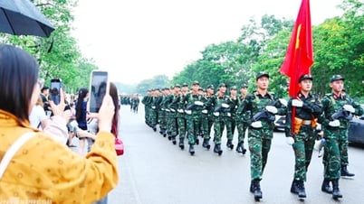 Hà Nội phát đồ ăn, nước uống miễn phí cho người xem diễu binh