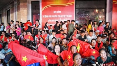 Biển người chen chân trên phố đợi xem tổng hợp luyện diễu binh