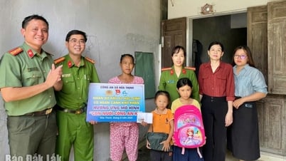 Công an xã Hòa Thịnh nhận đỡ đầu hai học sinh nghèo