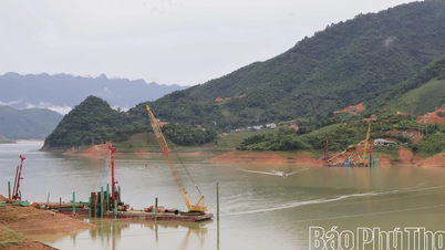 Trên công trường thi công cầu Hòa Sơn