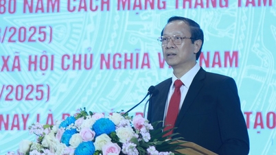 Thứ trưởng GD-ĐT nói gì về 'thu nhập giáo viên giảm nhiều' sau quy định dạy thêm?