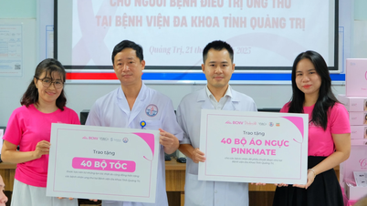 Trao tặng tóc giả và áo vú cho bệnh nhân ung thư