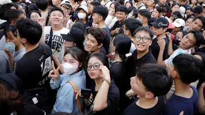Hàng ngàn người chờ nhận vé 'Việt Nam trong tôi concert'