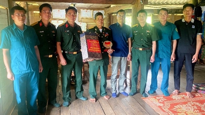 Thăm, tặng quà Anh hùng lực lượng vũ trang nhân dân
