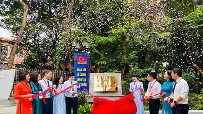 Gắn biển công trình Vườn hoa phường Kim Liên chào mừng Đại hội Đảng bộ phường