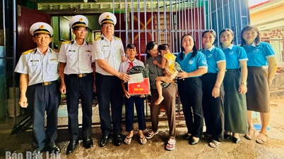 Lữ đoàn 682 tặng quà học sinh nghèo trước thềm năm học mới