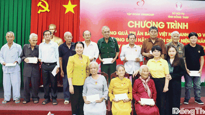 Đồng Tháp: Tặng quà cho người có công với cách mạng