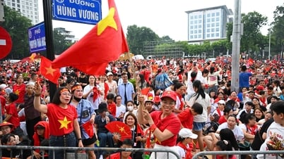 Mọi ngả đường đều dẫn về Quảng trường Ba Đình, người dân náo nức chờ buổi tổng hợp luyện
