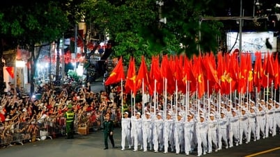 Các chiến sĩ tổng hợp luyện diễu binh trong tiếng reo hò cổ vũ của nhân dân