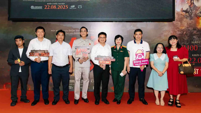 Dàn nghệ sĩ “đội mưa” đến chúc mừng phim Mưa đỏ