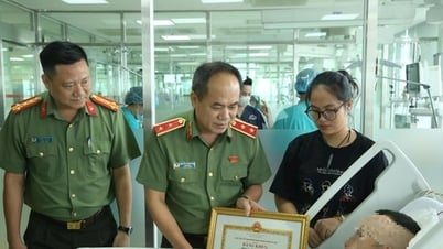 Tặng Bằng khen của Chủ tịch UBND TP Hà Nội cho Đại úy Lê Đình Công