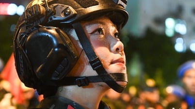 Vạn người reo hò tiếp lửa cho chiến sĩ tập diễu binh trên phố Hà Nội