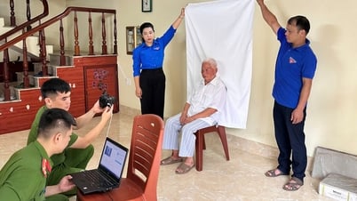 Phường Thục Phán cấp đổi thẻ đảng viên lưu động cho các đảng viên cao tuổi - Báo Cao Bằng điện tử