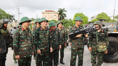 La Región Militar 3 inspecciona la preparación para el combate con motivo del Día Nacional el 2 de septiembre en el Comando Militar de la provincia de Hung Yen.
