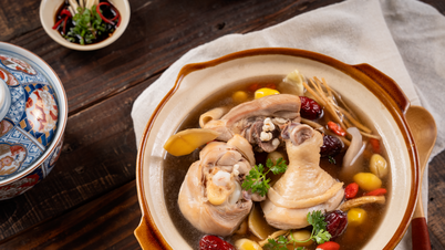 Amerikanische Hühnersuppe mit chinesischen Kräutern ist nahrhaft für die Schulanfangszeit