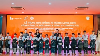 Trao 120 suất học bổng cho học sinh nghèo vượt khó