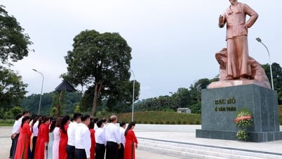 The Provincial Party Committee's Organizing Committee held a thematic political meeting and a visit to the source in Tan Trao.