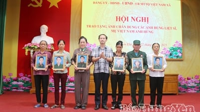 Übergabe von fast 30 restaurierten Porträts von Märtyrern und heldenhaften vietnamesischen Müttern an Verwandte in der Gemeinde Than Khe