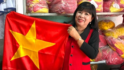 Người phụ nữ ở An Giang hơn 30 năm may cờ Tổ quốc