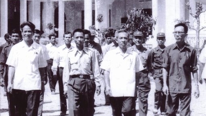 Cờ tung bay trên nóc nhà lồng