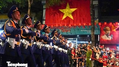Hà Nội thắm tình quân dân trong đêm hợp luyện diễu binh