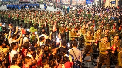 Khoảnh khắc xúc động: Trùng trùng đoàn quân đi trong vòng tay Nhân dân