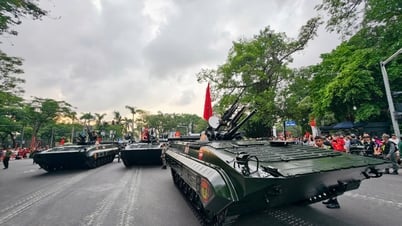 Dàn xe tăng tiến về Quảng trường Ba Đình trong buổi tổng hợp luyện diễu binh