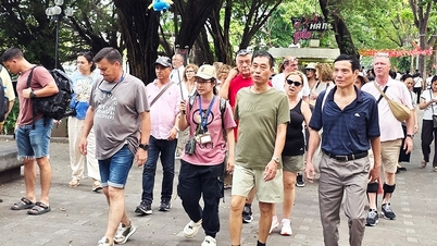 Hà Nội “bùng nổ” khách du lịch