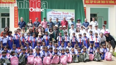 Diễn đàn Caravan Việt Nam trao tặng thiết bị dạy học và quà cho học sinh xã Anh Dũng