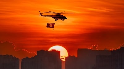 Sự thực về bức ảnh trực thăng kéo cờ bay giữa hoàng hôn gây sốt trên mạng