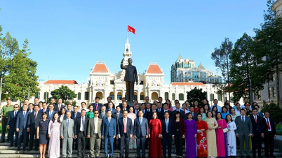 Dâng hoa Tượng đài Chủ tịch Hồ Chí Minh nhân kỷ niệm 80 năm thành lập ngành Ngoại giao Việt Nam