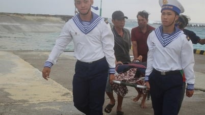 جنود جزيرة سونغ تو تاي ينقذون الصيادين الذين تعرضوا لحادث عمل في ترونغ سا