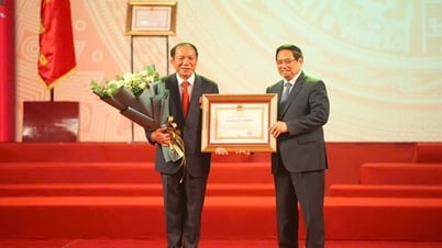 Bộ trưởng Nguyễn Văn Hùng được tặng thưởng Huân chương Lao động hạng Nhất
