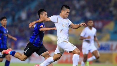 Penjaga gol pasukan kebangsaan Vietnam itu beraksi cemerlang, memaksa HAGL berkongsi mata dengan Hanoi.