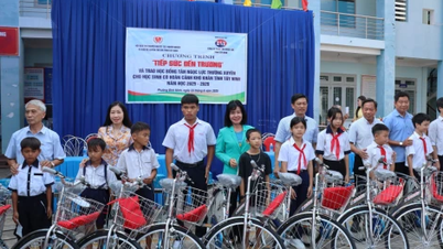 វួដ Binh Minh៖ ប្រគល់អំណោយចំនួន ២០០ និងកង់ដើម្បីជួយសិស្សទៅសាលារៀន