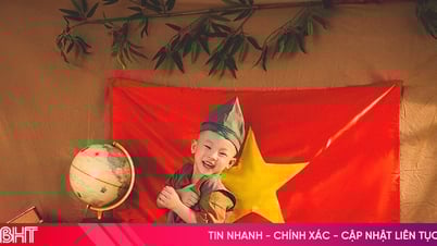 Thị trường thời trang, phụ kiện “trend” yêu nước sôi động trước thềm Quốc khánh