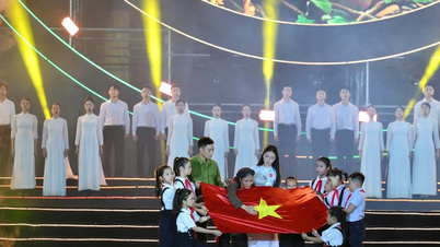 Hòa Minzy xây dựng 'ngoại truyện' của 'Mưa đỏ' bằng 'Nỗi đau giữa hòa bình'