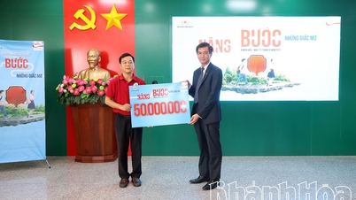 Program "Going to school with you to help your dreams grow": Giving 50 gifts to students in Dong Hai ward