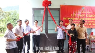 Giving houses of gratitude to 3 poor households in Cu Pui commune