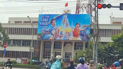 Panô quảng cáo bia 'chình ình' trên mặt chính tòa nhà Trung tâm Bưu điện tỉnh